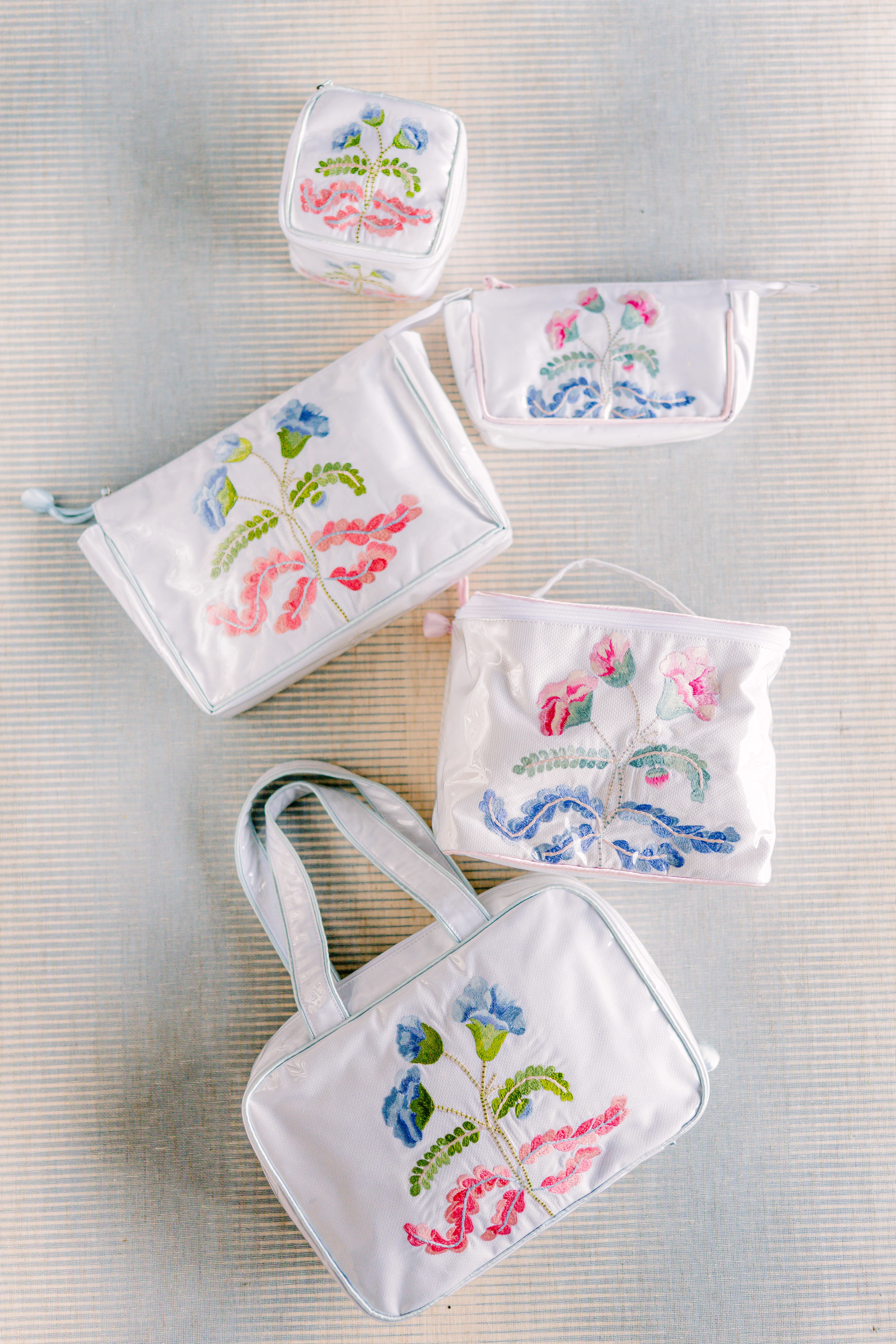 CARNATION HANGING COSMETIC BAG - Image 5