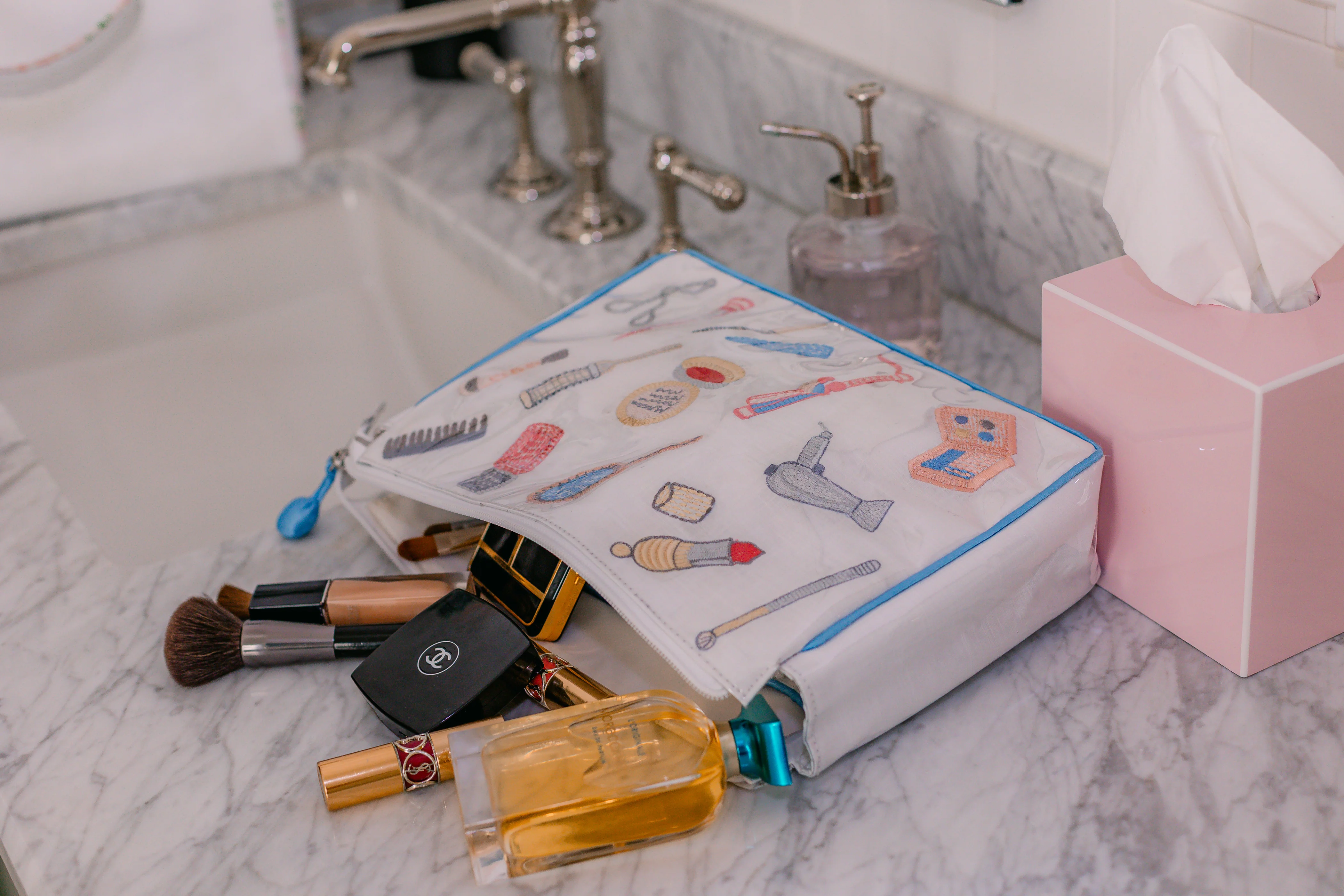 ESSENTIALS LARGE MAKEUP BAG - Image 3
