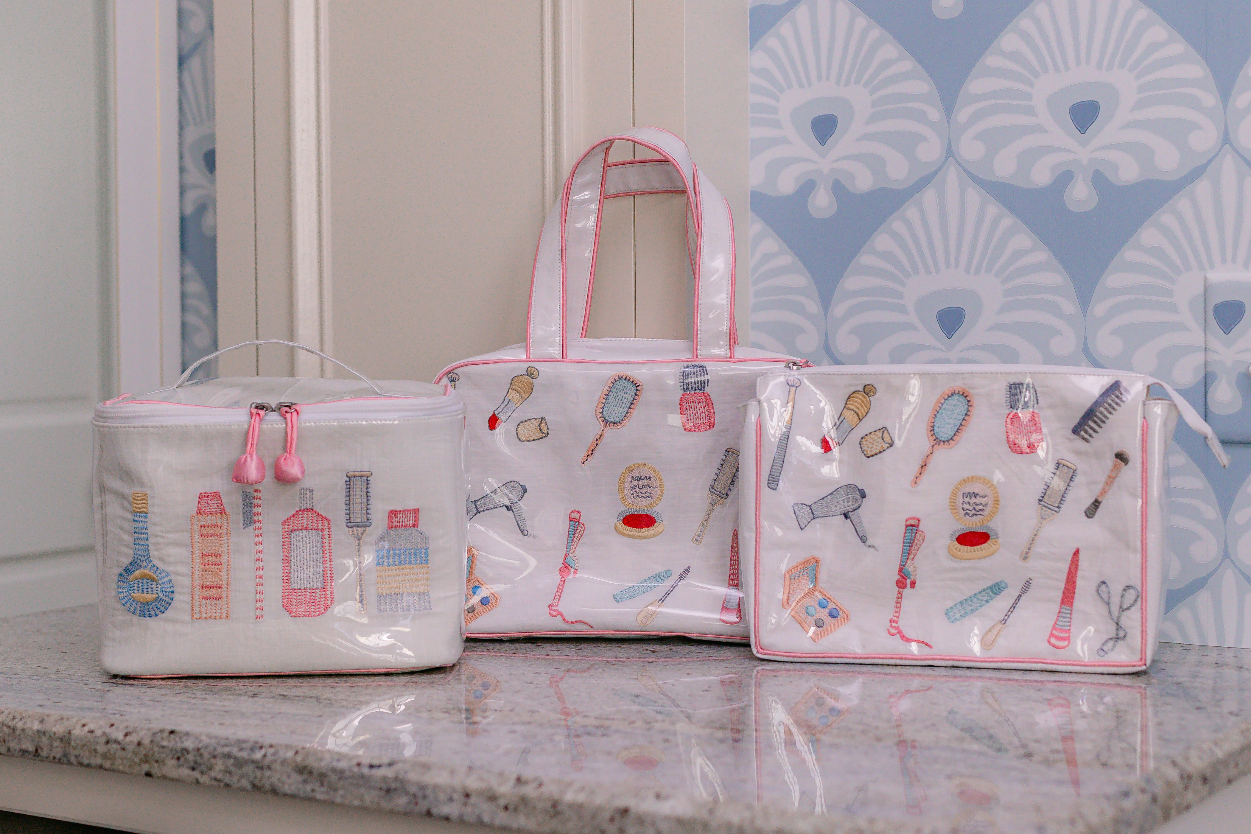ESSENTIALS LARGE MAKEUP BAG - Image 4