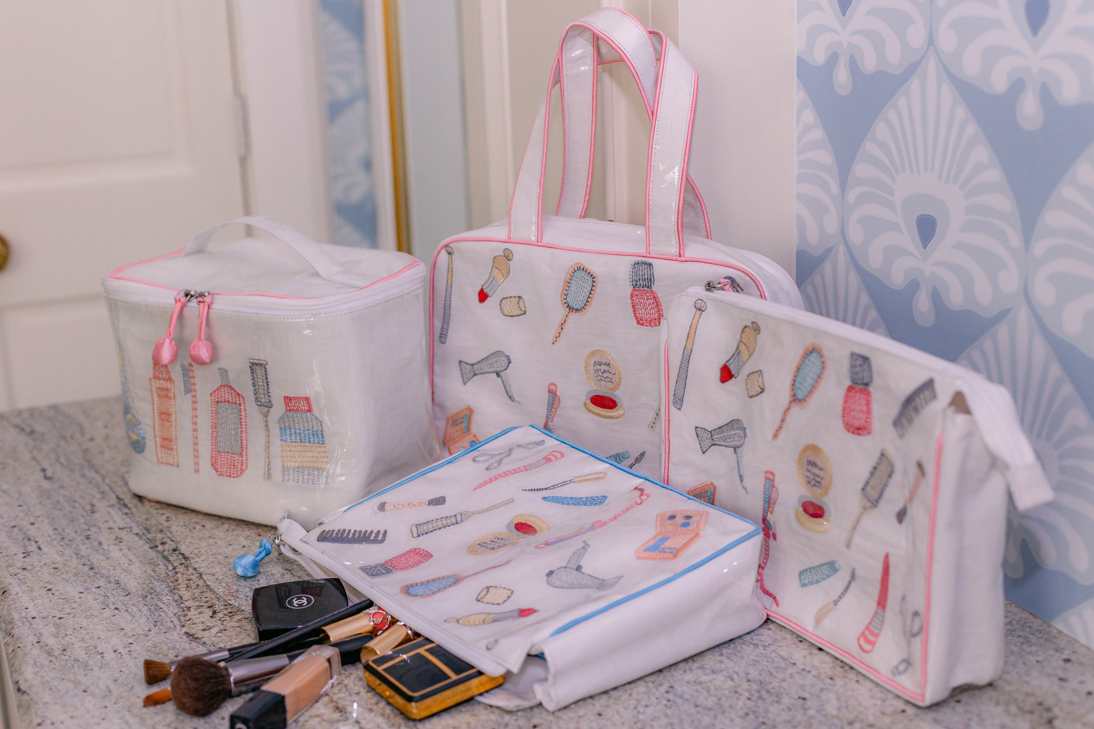 ESSENTIALS LARGE MAKEUP BAG - Image 5