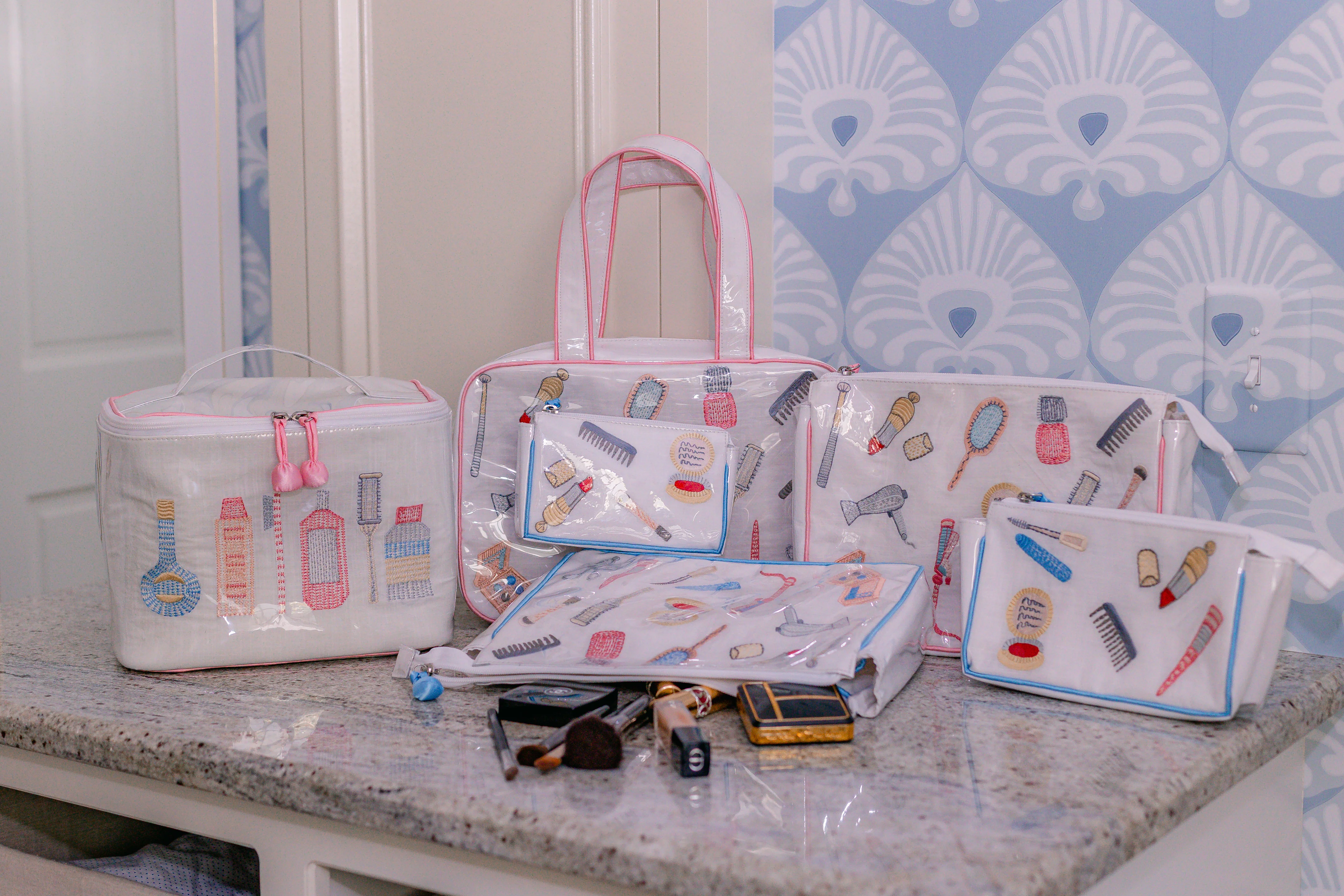 ESSENTIALS SMALL MAKEUP BAG - Image 3