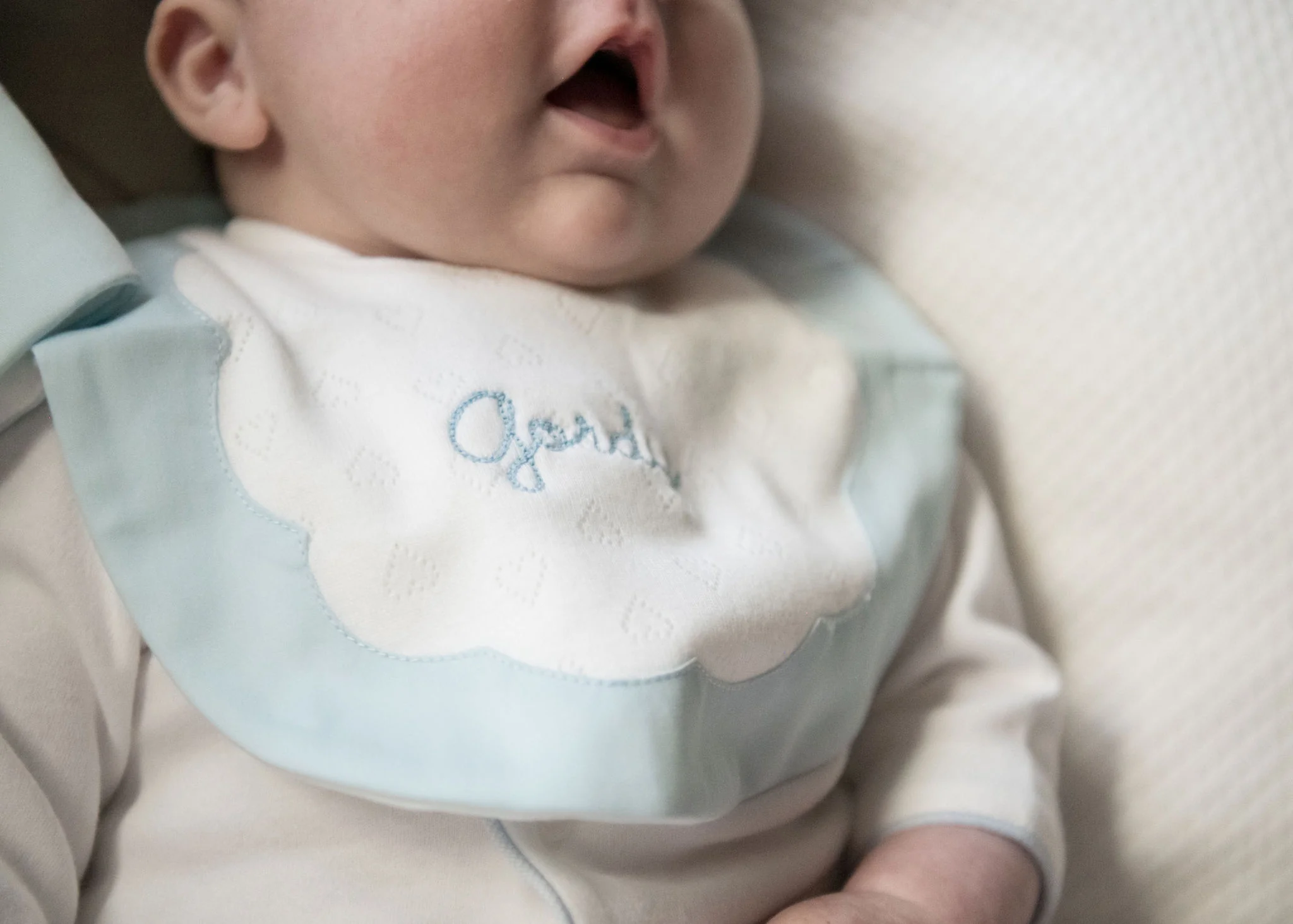 BABY SCALLOPED HEART COTTON KNIT BIB & BURP SET - Image 3