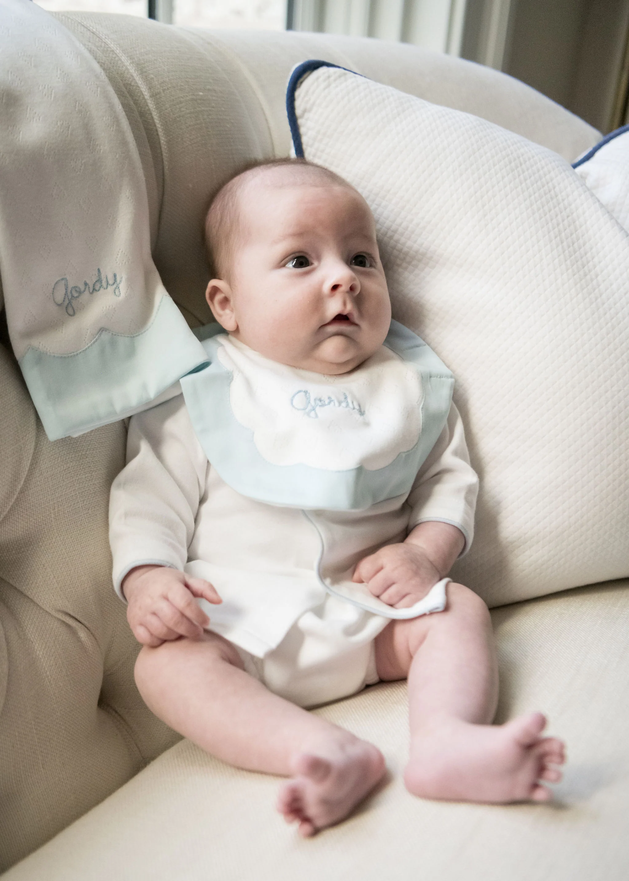 BABY SCALLOPED HEART COTTON KNIT BIB & BURP SET - Image 4